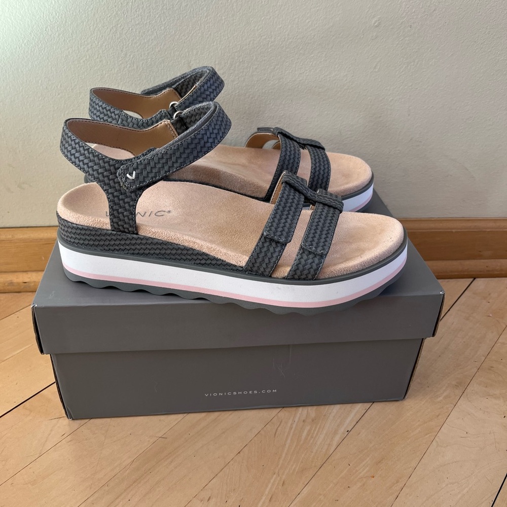 Vionic Women's Phoenix Lex Backstrap Flatform Sandal size 7. NWB!